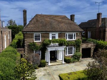 6 bedroom detached house for sale