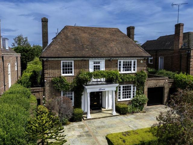 6 bedroom detached house for sale
