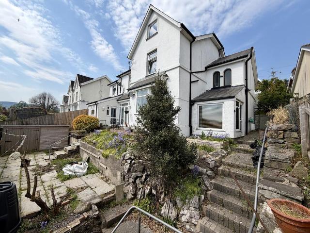 6 bedroom detached house for sale