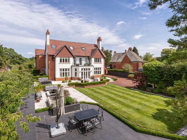 6 bedroom detached house for sale