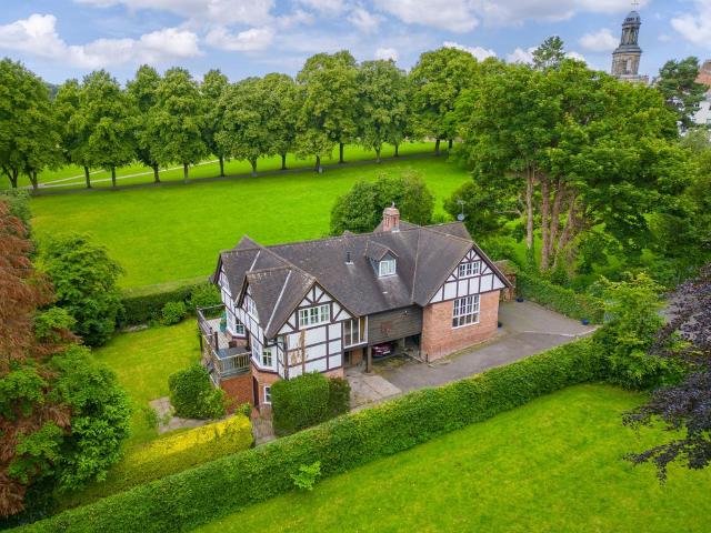 6 bedroom detached house for sale