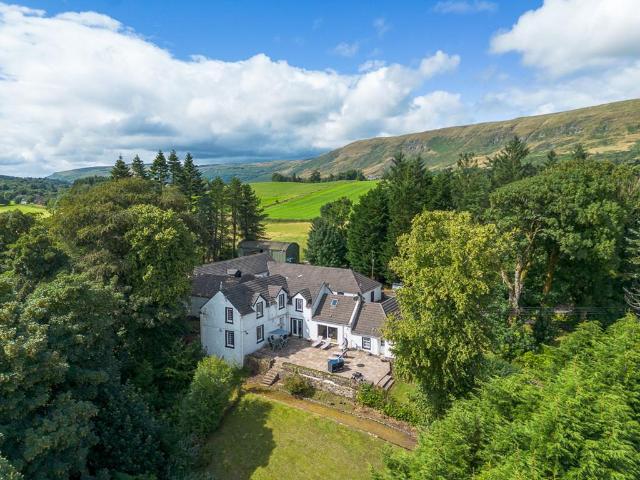 6 bedroom detached house for sale