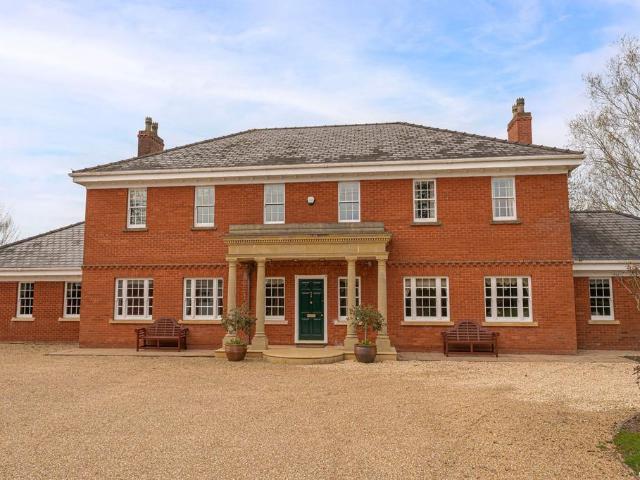 6 bedroom detached house for sale