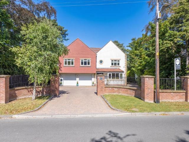 6 bedroom detached house for sale