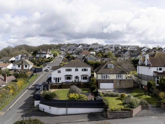 6 bedroom detached house for sale