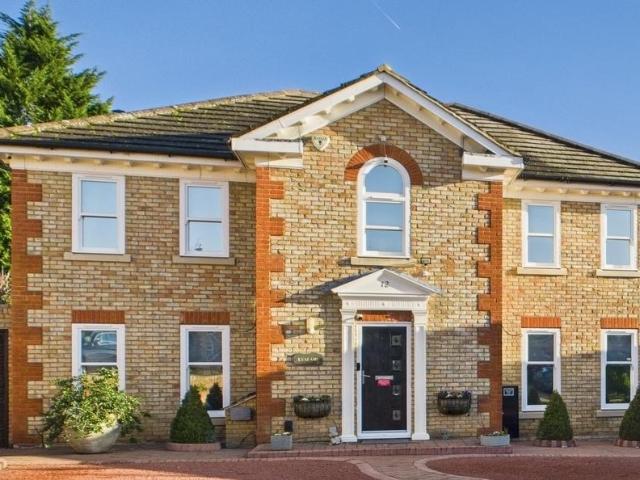 6 bedroom detached house for sale