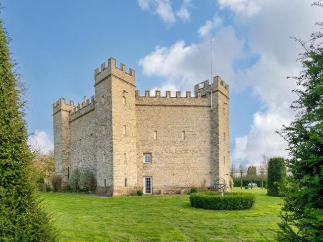 6 bedroom detached house for sale