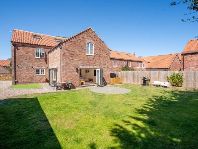 6 bedroom detached house for sale
