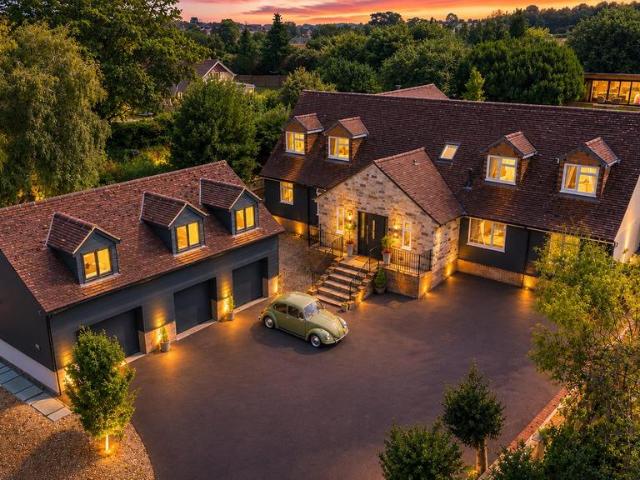 6 bedroom detached house for sale