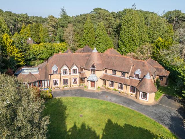 6 bedroom detached house for sale