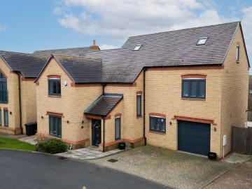 6 bedroom detached house for sale