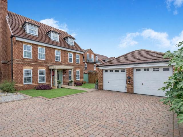 6 bedroom detached house for sale