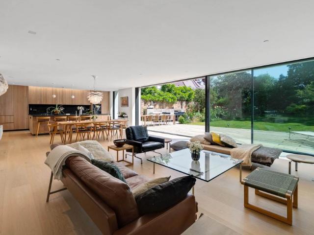 6 bedroom detached house for sale