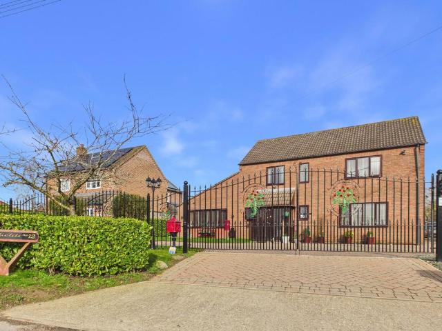 6 bedroom detached house for sale