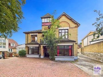 6 bedroom detached house for sale