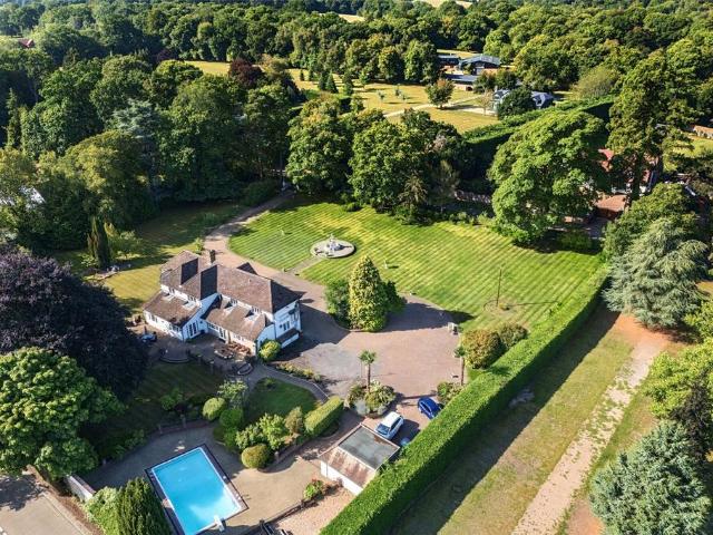 6 bedroom detached house for sale