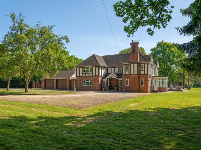 6 bedroom detached house for sale