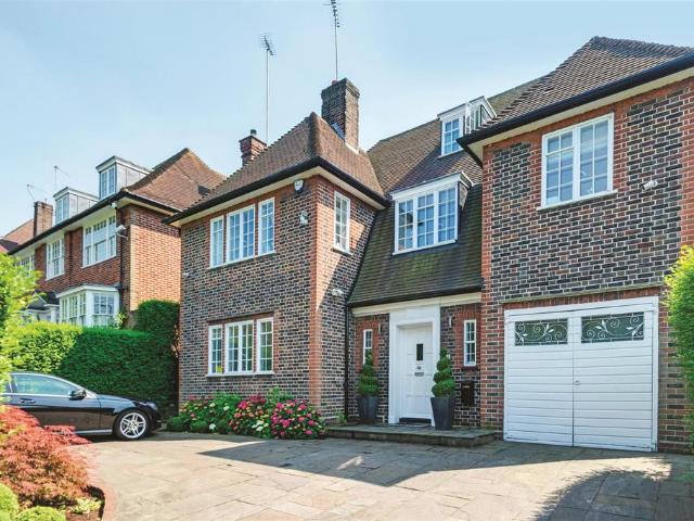 6 bedroom detached house for sale