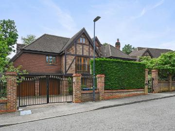 6 bedroom detached house for sale