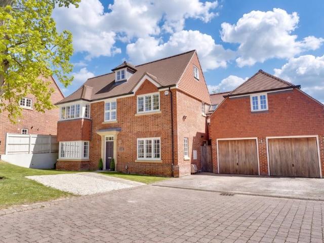 6 bedroom detached house for sale