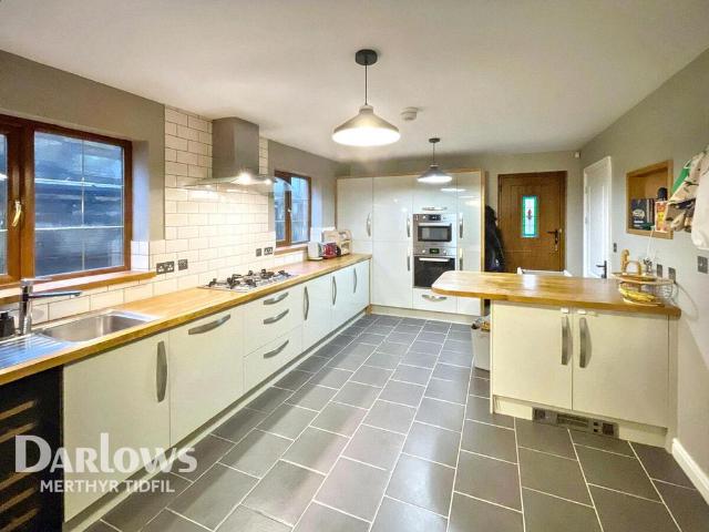 6 bedroom detached house for sale
