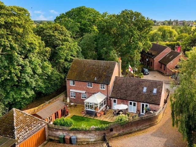 6 bedroom detached house for sale