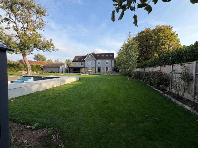 6 bedroom detached house for sale