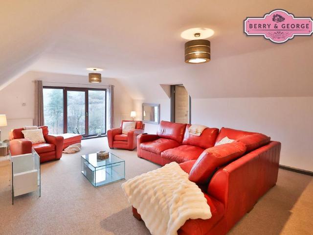6 bedroom detached house for sale