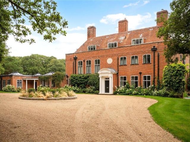 6 bedroom detached house for sale