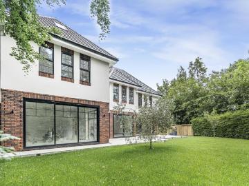 6 bedroom detached house for sale