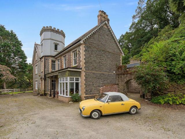6 bedroom detached house for sale