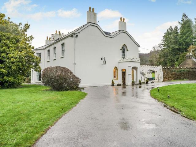 6 bedroom detached house for sale