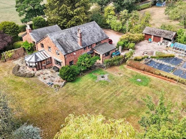 6 bedroom detached house for sale