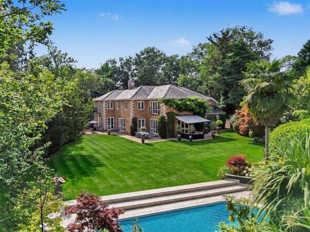 6 bedroom detached house for sale