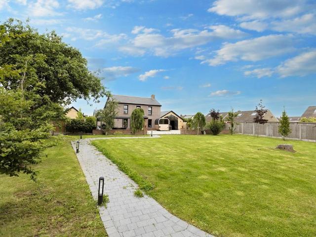 6 bedroom detached house for sale
