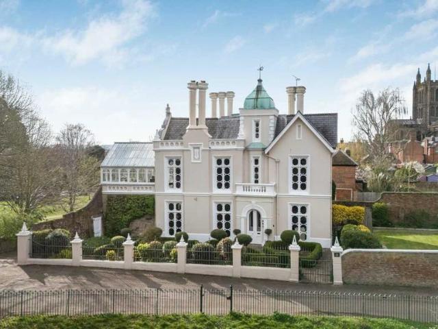 6 bedroom detached house for sale