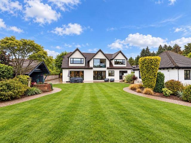 6 bedroom detached house for sale