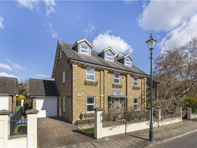 6 bedroom detached house for sale