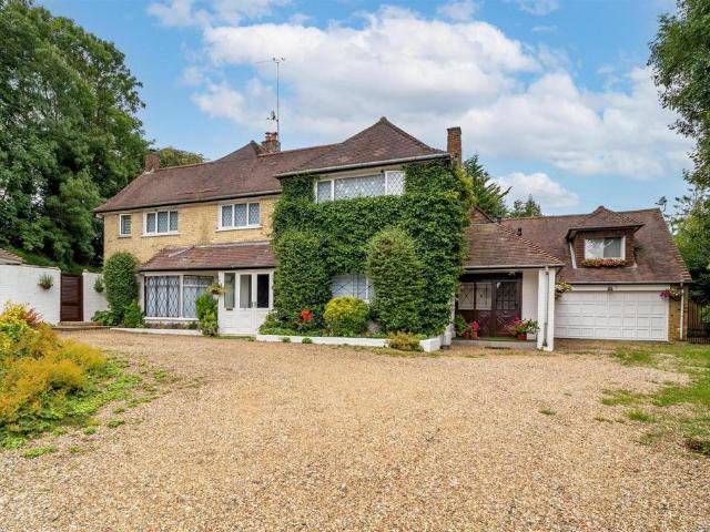 6 bedroom detached house for sale