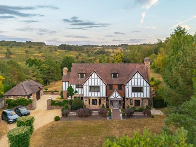 6 bedroom detached house for sale