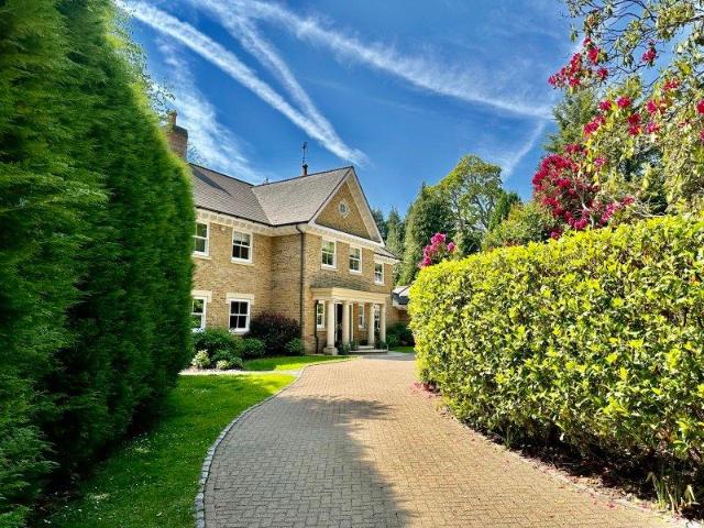 6 bedroom detached house for sale
