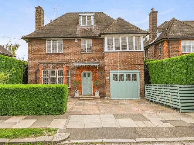 6 bedroom detached house for sale