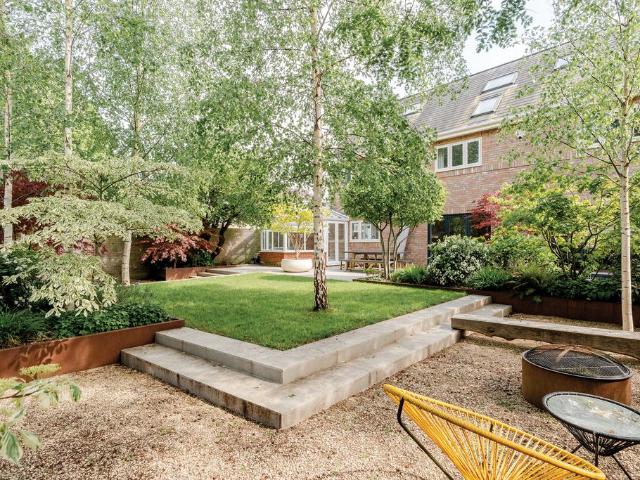 6 bedroom detached house for sale