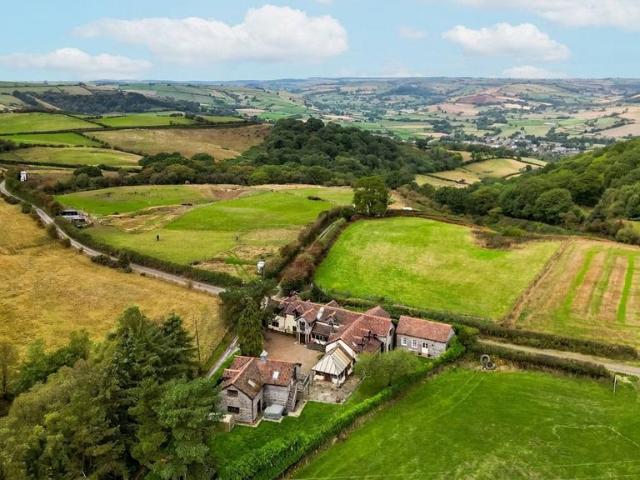 6 bedroom detached house for sale