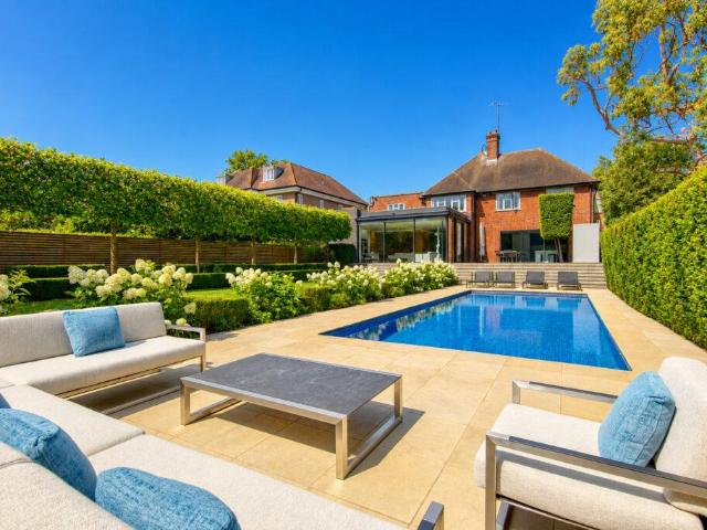 6 bedroom detached house for sale