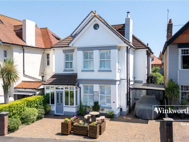 6 bedroom detached house for sale