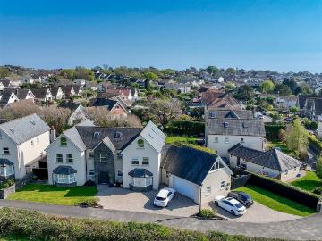 6 bedroom detached house for sale