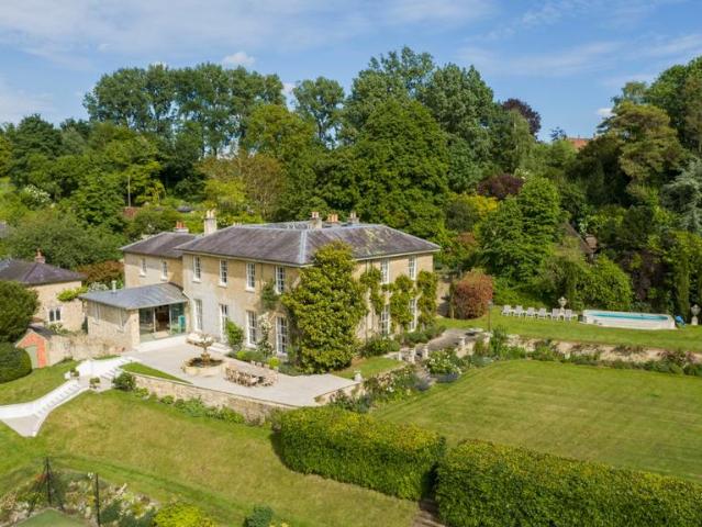 6 bedroom detached house for sale
