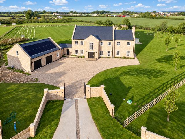 6 bedroom detached house for sale