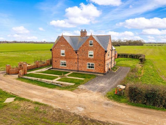 6 bedroom detached house for sale